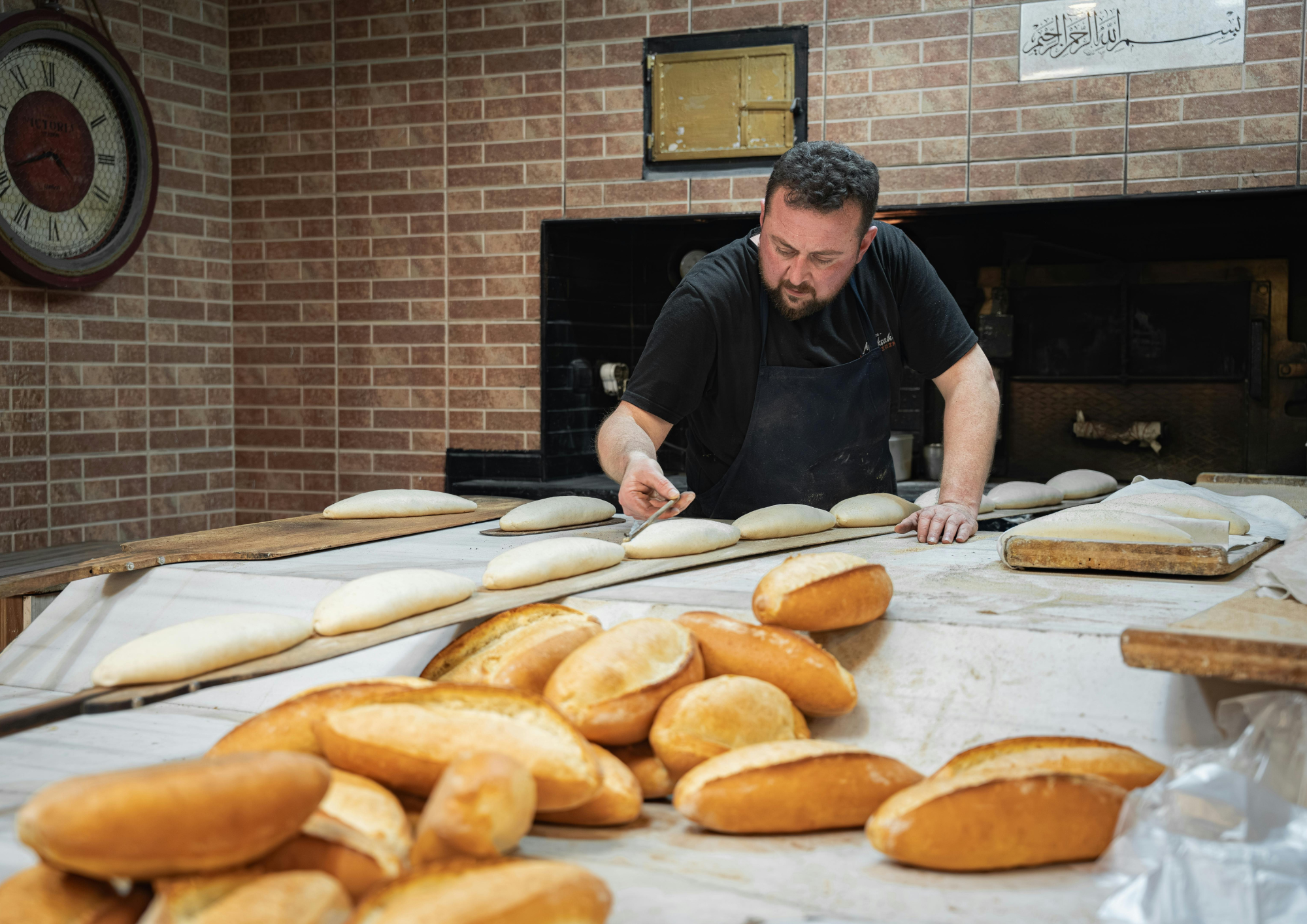 Boulanger dans son atelier pour un site de commerce local