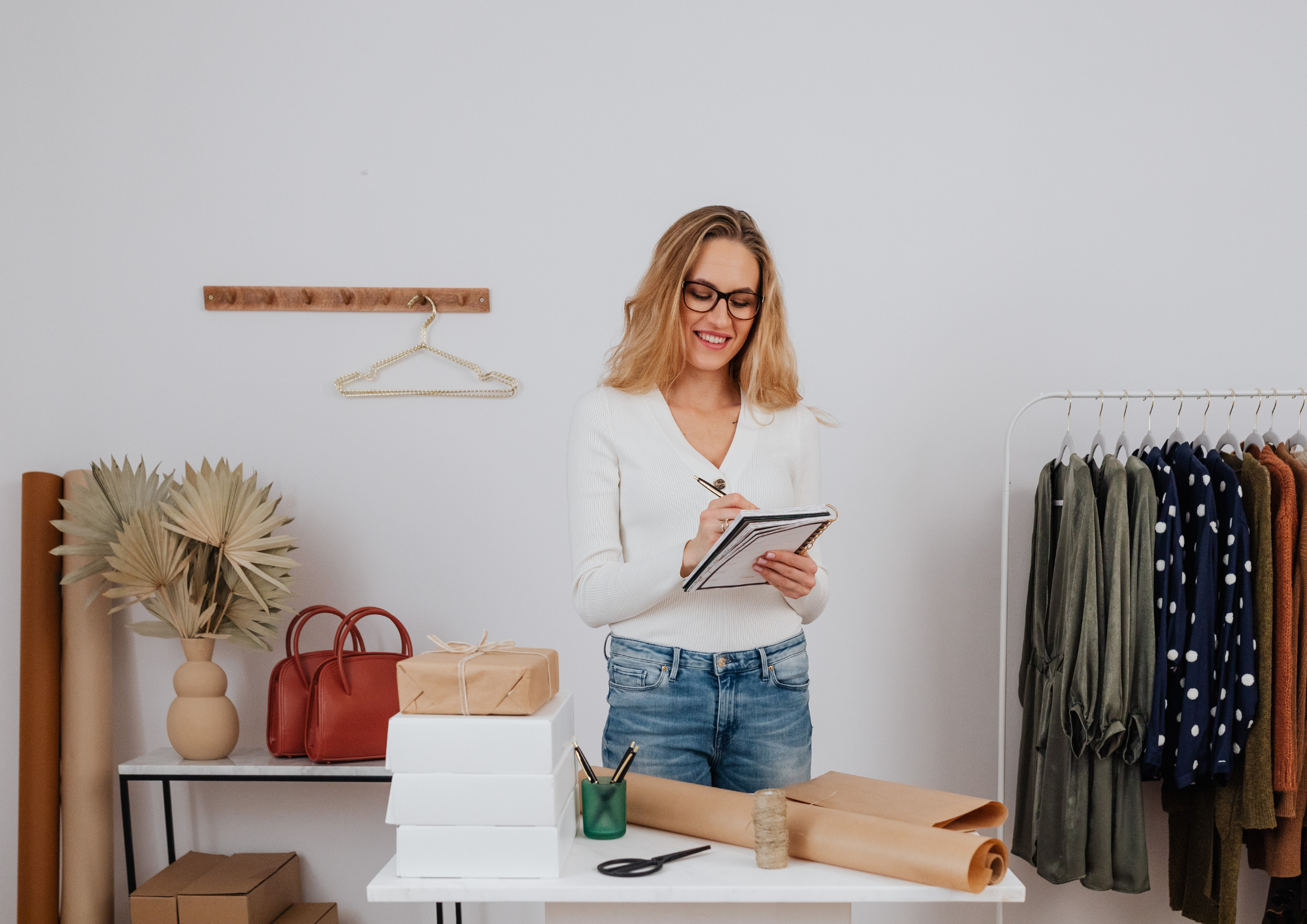 Boutique de mode locale préparant ses produits