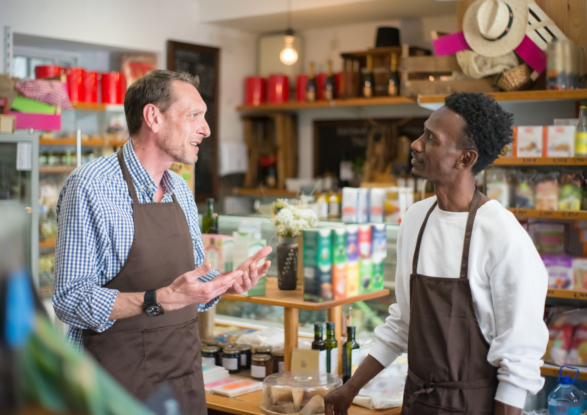 Deux commerçants échangeant dans une boutique locale