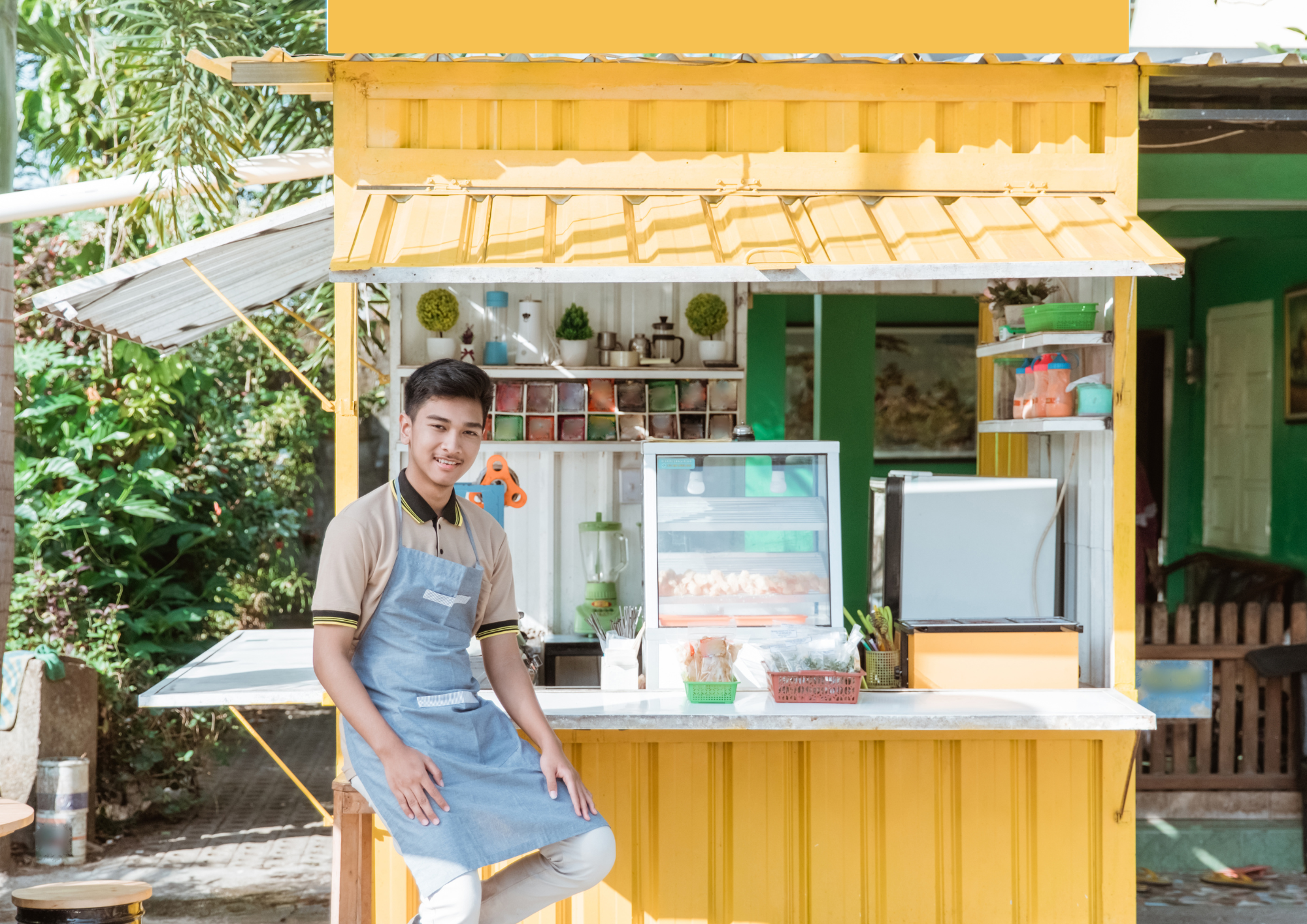 Petit commerce local avec comptoir et produits