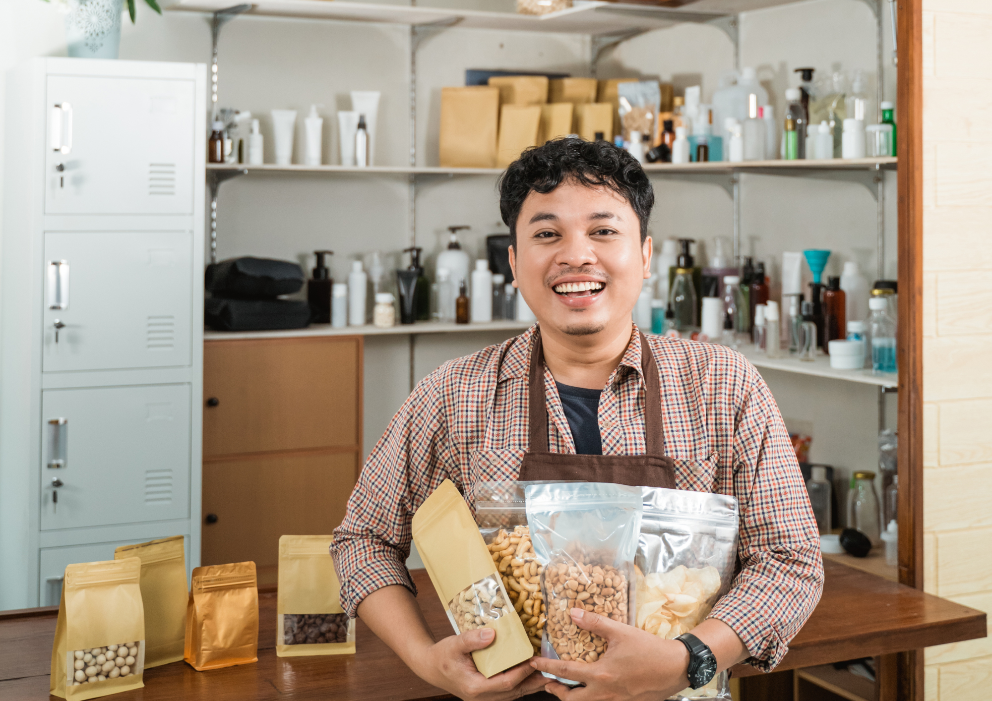 Commerçant présentant des produits artisanaux emballés