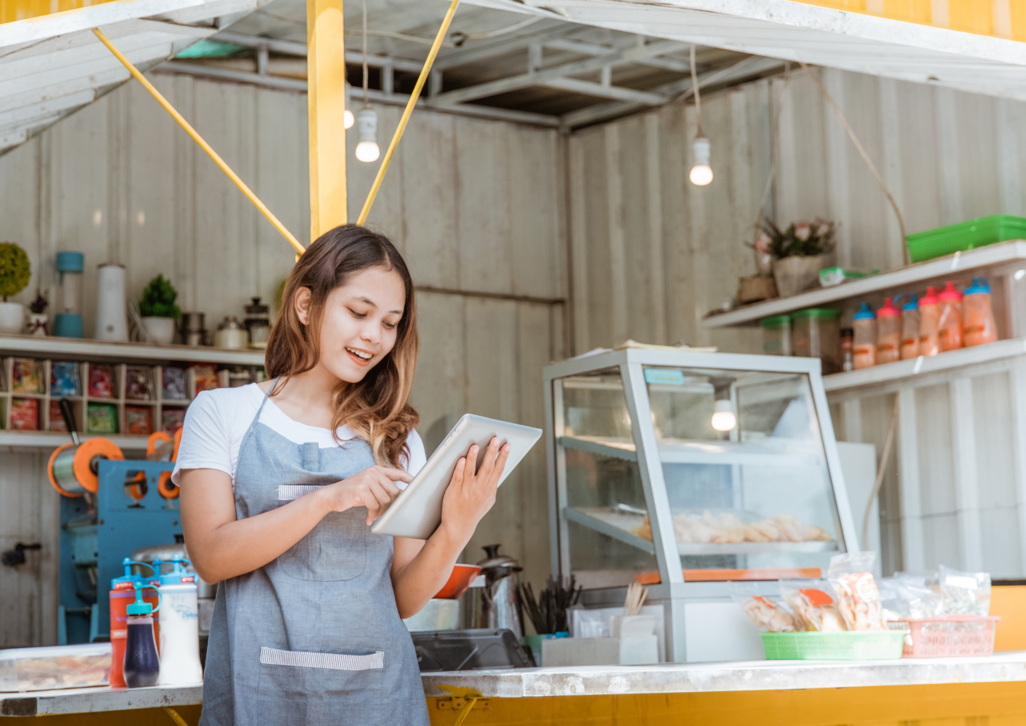Commerçante utilisant une tablette pour gérer son activité